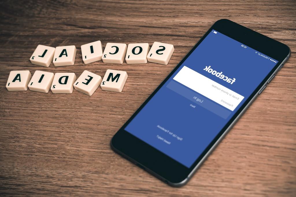 Visualization of autonomous mobile network with self-healing connections and distributed AI nodes