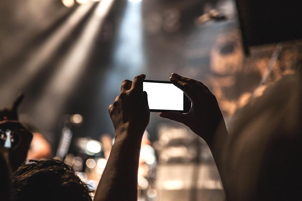 Customized mobile technology recommendations based on individual user requirements