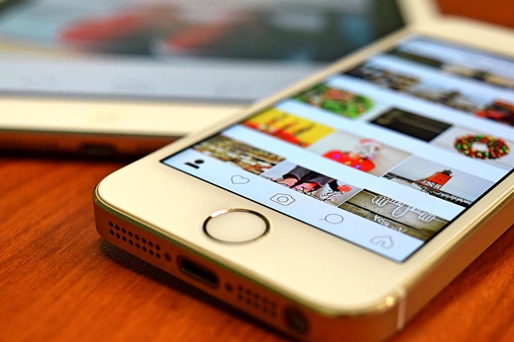 User managing apps on a tablet device