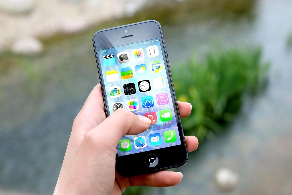 Advanced quantum smartphone with holographic display and neural interface technology