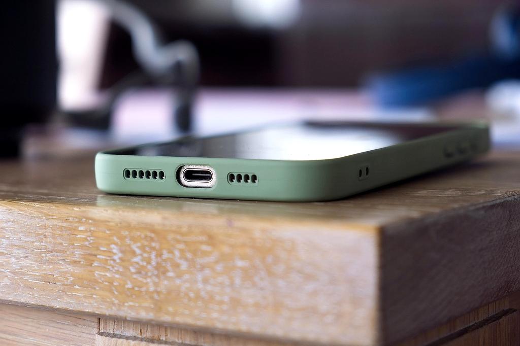 Advanced AI assistant device with ambient light display and voice recognition